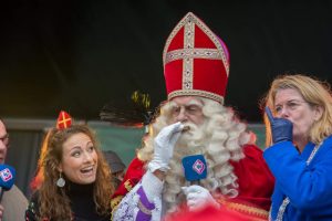 Sinterklaas en burgemeester pauline Krikke Jessica Mendels